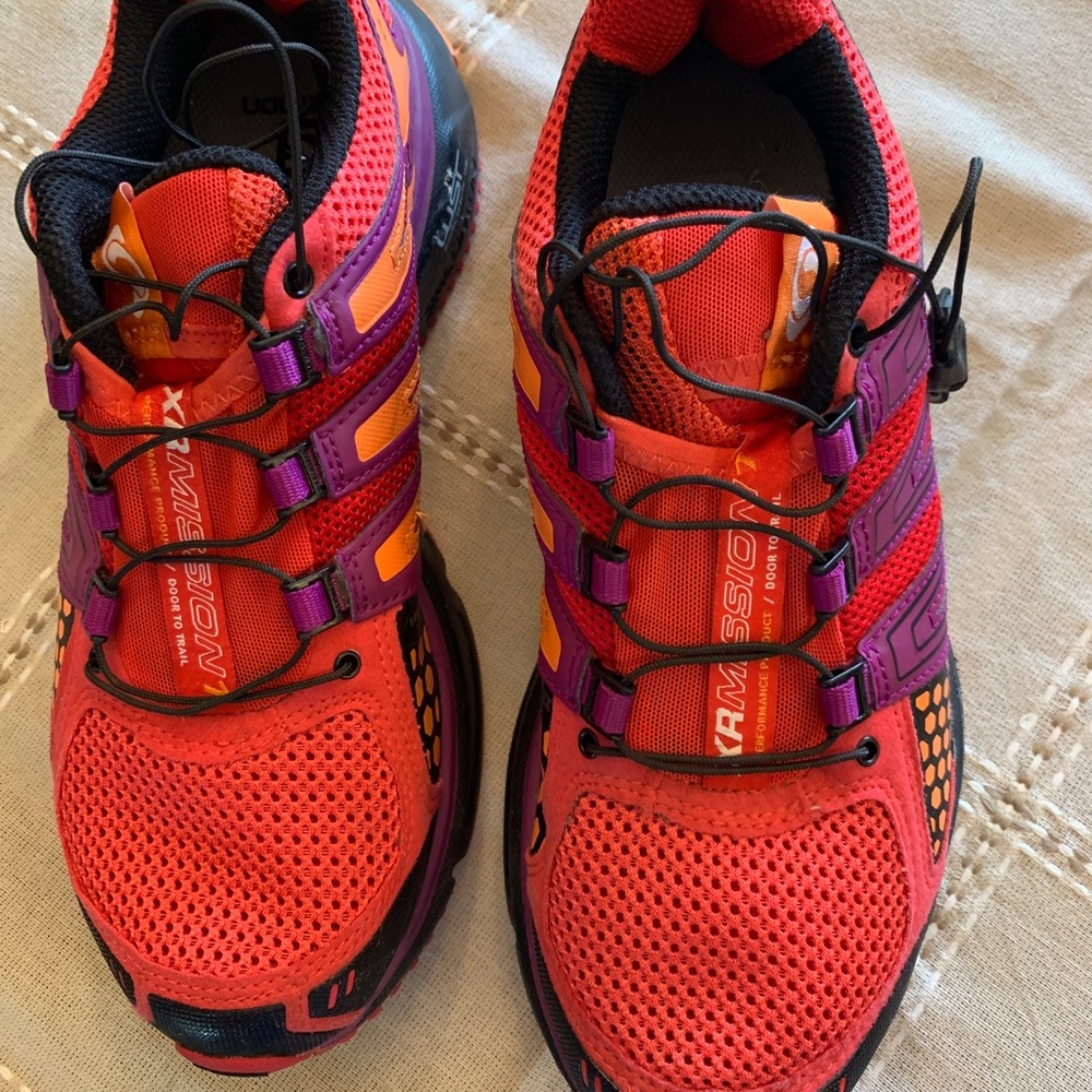 Women’s Salomon size 7. Rarely worn..